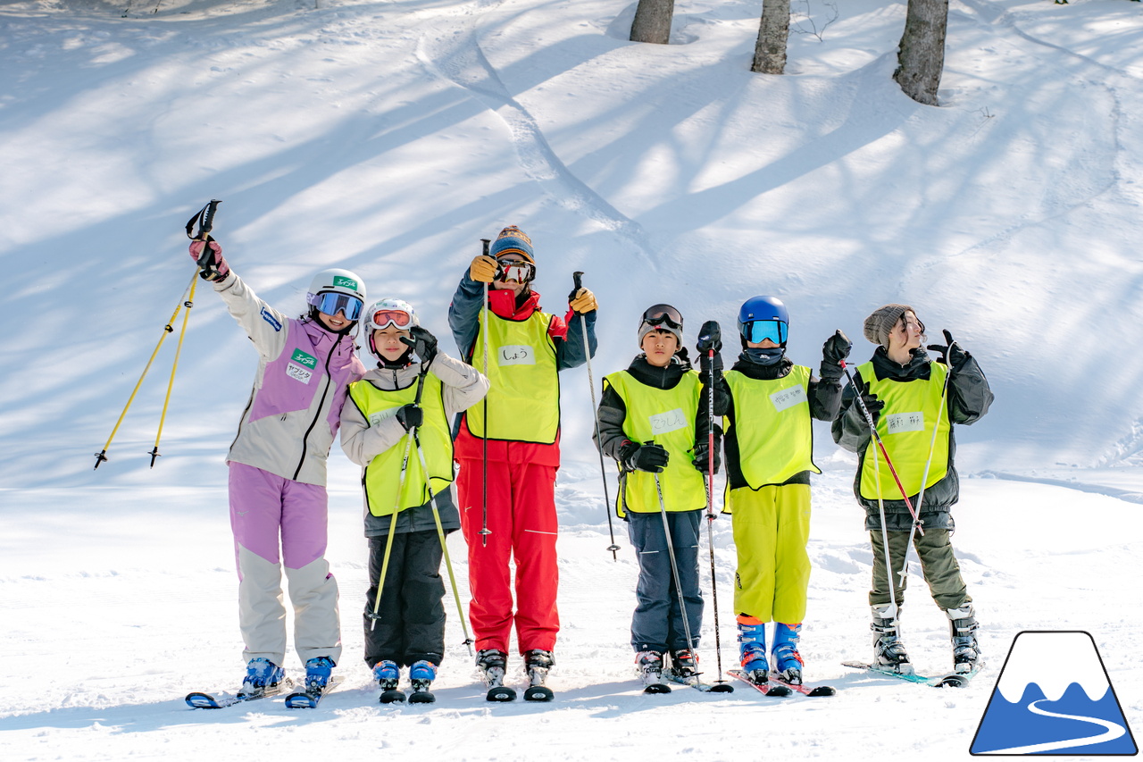 井山敬介さんと秋元日菜子さんのコンビは今年も健在！さらに、サプライズゲストも登場？！憧れのスキーヤーと一緒に雪と戯れ、『いちえ』の美味しいランチをいただく…。夢のようなイベント。めもるホールディングス presents プロスキーヤー・井山敬介さんと行く｜ダイナスティスキーリゾート